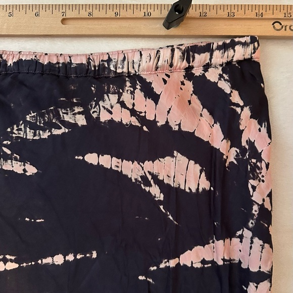 YOUNG FABULOUS & BROKE YFB Felicity Tie Dye Crinkled Midi Skirt Pink Navy M - Picture 5 of 8